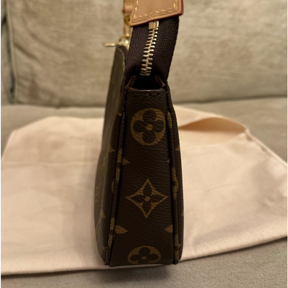 DISCONTINUED 2023 LOUIS VUITTON POCHETTE ACCESSOIRES IN MONOGRAM - Picture 9 of 12